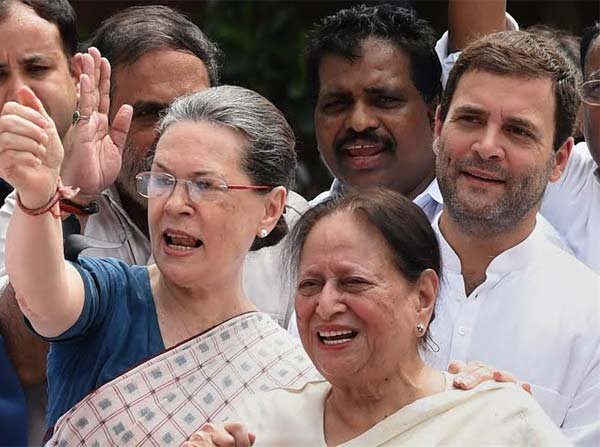 इन दिनों संसद के लोकसभा सदन में कांग्रेस और बीजेपी पार्टी के शीर्ष नेताओं के बीच लगातार गतिरोध जारी है। ऐसे में कांग्रेस उपाध्यक्ष राहुल गांधी एक के बाद एक बयान देकर प्रधानमंत्री नरेंद्र मोदी को टारगेट करते नजर आ रहे हैं।