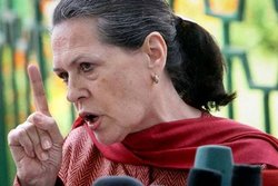 सोनिया गांधी का मोदी पर हमला, कहाः मार्केटिंग में माहिर हो गए पीएम