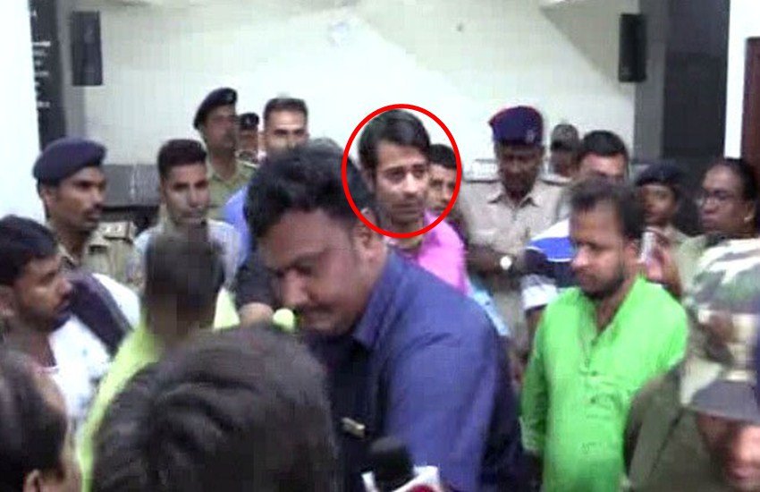 पिता लालू यादव से बातचीत कर निकलते तेजप्रताप।