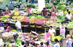 दाल और सब्जियों के बढ़ते दाम ने बिगाड़ा जायका