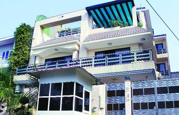 नोएडा स्थित यादव सिंह का मकान। नोएडा के पूर्व मुख्य अभियंता यादव सिंह पर भ्रष्टाचार का आरोप है। 