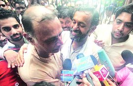 योगेंद्र यादव, योगेंद्र यादव गिरफ्तार, आप, अरविंद केजरीवाल, आम आदमी पार्टी, दिल्ली, yogendra yadav, yogendra yadav arrest, aap, arvind kejriwal, aam aadmi party, yogendra protest arrest, delhi news