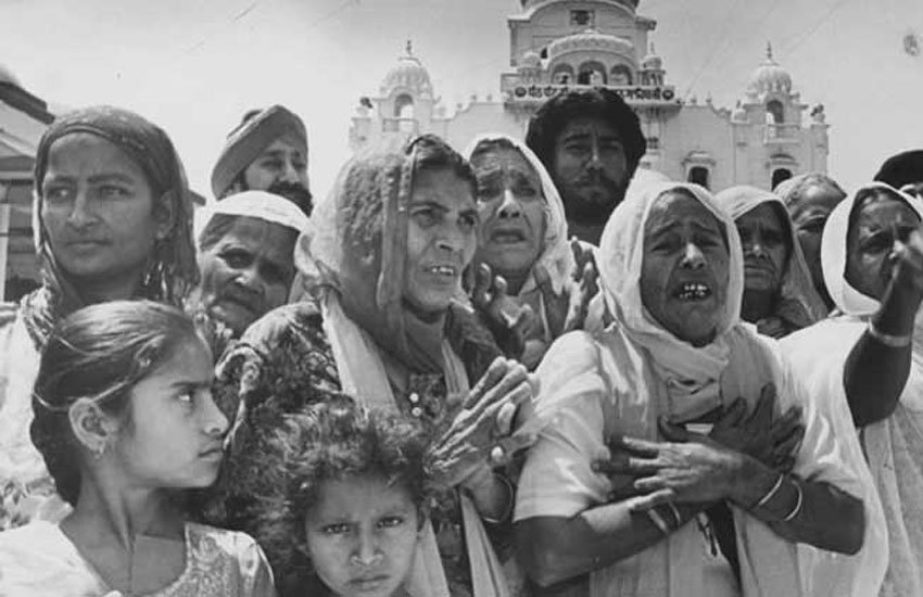 दंगा पीड़ित शीला कौर ने शहर की एक अदालत में कांग्रेसी नेता सज्जन कुमार को वर्ष 1984 नरसंहार के दौरान सिखों की हत्या के लिए भीड़ को कथित रूप से उकसाने वालों में से एक के रूप में पहचान लिया। ये दंगे तत्कालीन प्रधानमंत्री इंदिरा गांधी की हत्या के बाद हुए थे।
