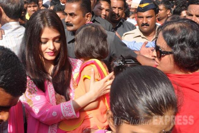 aishwarya rai bachchan, aishwarya rai, aishwarya rai daughter, aishwarya rai daughter aaradhya, aishwarya rai aaradhya, aishwarya rai bachchan daughter, aishwarya rai aaradhya, aaradhya bachchan, aishwarya rai family, aishwarya rai mother, aishwarya rai father, aishwarya rai news, aishwarya rai bachchan news, aishwarya rai films, aishwarya rai movies, aishwarya rai jazbaa, aishwarya rai bachchan jazbaa, jazbaa, jazbaa movie, ऐश्वर्या राय बच्चन, आराध्या बच्चन, ऐश्वर्या राय आराध्या, जज्बा, ऐश्वर्या राय बच्चन सिद्धिविनायक मंदिर, सिद्धिविनायक मंदिर, बॉलीवुड, बॉलीवुड न्यूज़, मनोरंजन