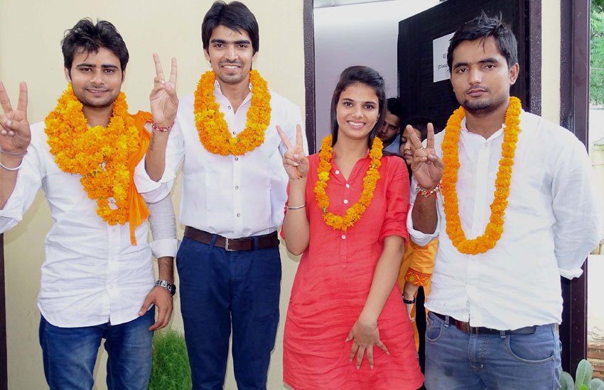 डूसू चुनाव में एबीवीपी के सतेन्दर अवाना, सनी धेधा, अंजली राणा और छतरपाल यादव ने क्रमश: अध्यक्ष, उपाध्यक्ष, सचिव और संयुक्त सचिव पदों पर जीते। (पीटीआई फोटो)