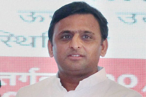 अखिलेश यादव ने आज दावा किया कि मोदी सरकार की ‘स्मार्ट सिटी’ परियोजना ने गांवों को नजरंअदाज किया है जबकि उत्तर प्रदेश प्रशासन ‘‘ग्रामीण और शहरी दोनों क्षेत्रों के योजनाबद्ध विकास’’ पर ध्यान दे रहा है। (पीटीआई फोटो)
