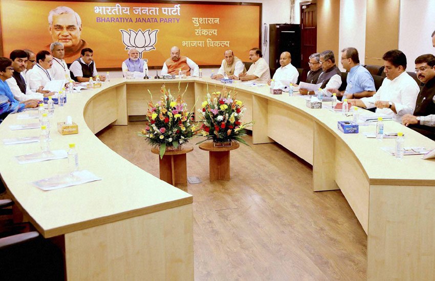 भाजपा के वरिष्ठ नेता और केंद्रीय मंत्री जेपी नड्डा ने पार्टी की केंद्रीय चुनाव समिति (सीईसी) के साथ बैठक के बाद सूची जारी करते हुए कहा कि इनमें से 50 प्रतिशत से अधिक उम्मीदवार महिलाएं और युवा हैं जबकि करीब 60 प्रतिशत उम्मीदवार अनुसूचित जाति एवं पिछड़े वर्गों के हैं। (पीटीआई फोटो)