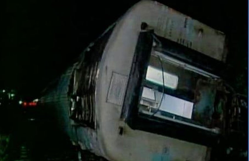 दूरंतो एक्सप्रेस, लोकमान्य तिलक एक्सप्रेस, कलबुर्गी, कर्नाटक, Duronto Express, Karnataka, Kalburgi, Duronto Express Derail
