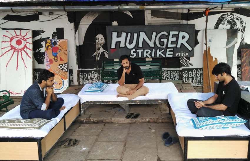प्रदर्शनकारी छात्र चौहान की अध्यक्ष पद पर नियुक्ति के अलावा चार सदस्यों को संचालन परिषद का सदस्य नियुक्त किए जाने का भी विरोध कर रहे हैं। प्रदर्शनकारी छात्र चौहान की अध्यक्ष पद पर नियुक्ति के अलावा चार सदस्यों को संचालन परिषद का सदस्य नियुक्त किए जाने का भी विरोध कर रहे हैं।