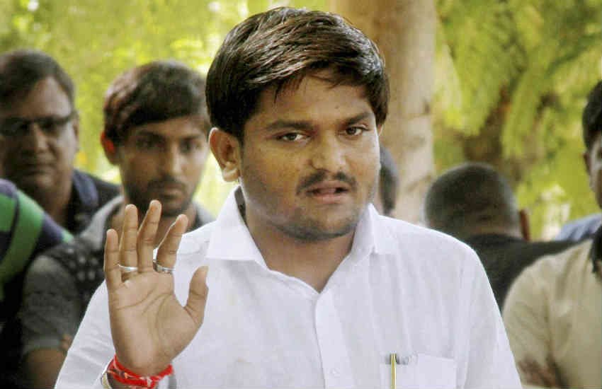 हार्दिक पटेल दिल्ली में एक, जिन बिरादरियों-गूर्जर, कुर्मी और कोइरी को पटेलों से साथ जोड़कर देश भर में आंदोलन चाहते हैं लेकिन इन बिरादरियों को यहां पहले से ही अन्य पिछड़ा वर्ग में आरक्षण मिला हुआ है।(पीटीआई फोटो)