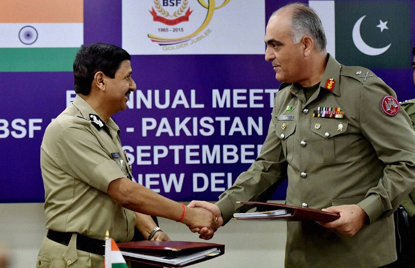 नई दिल्ली में में शनिवार को समझौते पर दस्तखत के बाद हाथ मिलाते बीएसएफ के निदेशक डीके पाठक (बाएं) और उनके पाकिस्तानी समकक्ष मेजर जनरल उमर फारूक बुर्की। (पीटीआई फोटो)