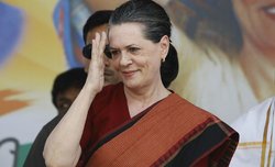 कांग्रेस की अध्यक्ष बनी रहेंगी सोनिया गांधी, जिम्मेदारी के लिए तैयार नहीं हैं राहुल