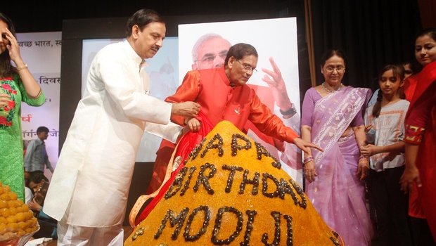 narendra modi, 365 kg Ladoo on PM Modi Birthday, tourism and Culture Minister, Mahesh Sharma, महेश शर्मा, 365केजी लड्डू, नरेंद्र मोदी जन्मदिन