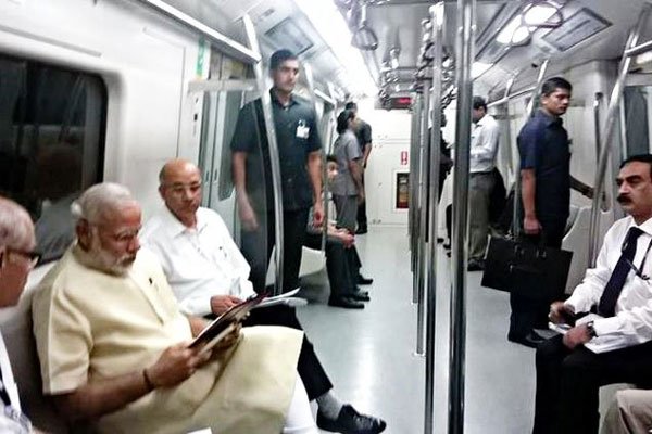 प्रधानमंत्री ने की मेट्रो से यात्रा, यात्रियों ने ली मोदी संग सेल्फ़ी