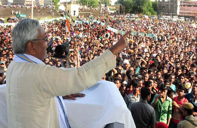 चुनावी रैली में नीतीश को दिखाई चप्पलें, लगे मोदी-मोदी के नारे