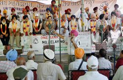 OROP: पूर्व सैनिकों ने रैली निकाल कर मांगा ‘सच्चा इंसाफ’
