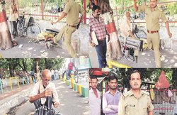 दारोगा की बेदर्दी पर अखिलेश की दरियादिली, बुज़ुर्ग को भेंट किया नया टाइपराइटर