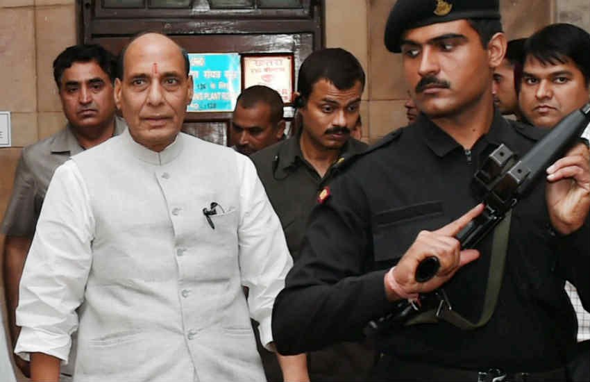 राजनाथ सिंह फिर पूर्वी लद्दाख के चुमार स्थित सीमा चौकियों का दौरा भी करेंगे जहां शून्य से नीचे तापमान में सितंबर 2014 में गतिरोध के चलते भारतीय और चीनी सैनिक आमने सामने आ गए थे। (पीटीआई फाइल फोटो)