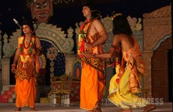दिल्ली की रामलीला में सियासी महाभारत, मोदी को न्योते पर विरोध