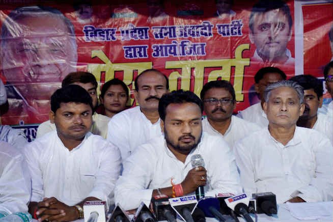 समाजवादी पार्टी (सपा) ने कहा कि आगामी बिहार विधानसभा चुनाव को लेकर तीसरे मोर्चे के गठन को लेकर उनकी वामदलों और राष्ट्रवादी कांग्रेस पार्टी से वार्ता जारी है तथा ऐसा संभव नहीं होने पर वह अकेले अपने दम पर चुनाव लड़ेगी। (पीटीआई फोटो)