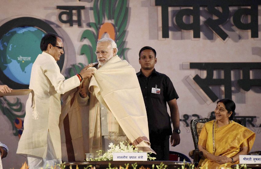 शिवराज ने कहा कि मोदी के रोम-रोम में हिन्दी बसी हुई है और वह गैर हिन्दी प्रदेशों और विदेशों में भी हिन्दी में अपनी बात रखते हैं जिससे हिन्दी और भारत का मान बढ़ा है। (पीटीआई फोटो)