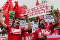 Bharat Bandh: मज़दूर संगठनों की हड़ताल से ठहरा आम जीवन