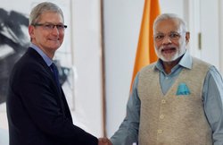 मोदी का टिम कुक को न्योता, भारत में विनिर्माण केंद्र स्थापित करे एप्पल