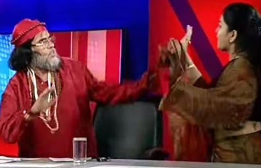 radhe maa, rakhi bai, deepa sharma, fight on tv debate, ibn 7, clash on tv debate, aaj ka mudda, tv fight, tv debate fight, aaj ma mudda, ibn 7 clash, ibn 7 fight, राधे मां, राखी बाई, दीपा शर्मा, आज का मुद्दा, आईबीएन 7
