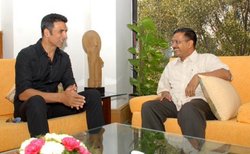 अक्षय कुमार ने केजरीवाल से मुलाकात कर किसानों के मुद्दे पर की चर्चा