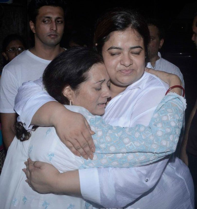 aadesh shrivastava, aadesh shrivastava family, aadesh shrivastava prayer meet pics, aadesh shrivastava family pictures, aadesh srivastava condolence, aadesh shrivastava kids, aadesh shrivastava kids pics, aadesh srivastava condolence pictures, aadesh srivastava condolence picture, aadesh shrivastava amitabh bachchan, amitabh bachchan on aadesh srivastava, amitabh bachchan on aadesh shrivastava, latest photos of amitabh bachchan, bollywood news, latest bollywood news, entertainment news, आदेश श्रीवास्तव, आदेश श्रीवास्तव निधन, अमिताभ बच्चन, ऐश्वर्या राय बच्चन, माधुरी दीक्षित, जूही चावला, जैकी श्रॉफ, जीतेंद्र, बॉलीवुड, मनोरंजन