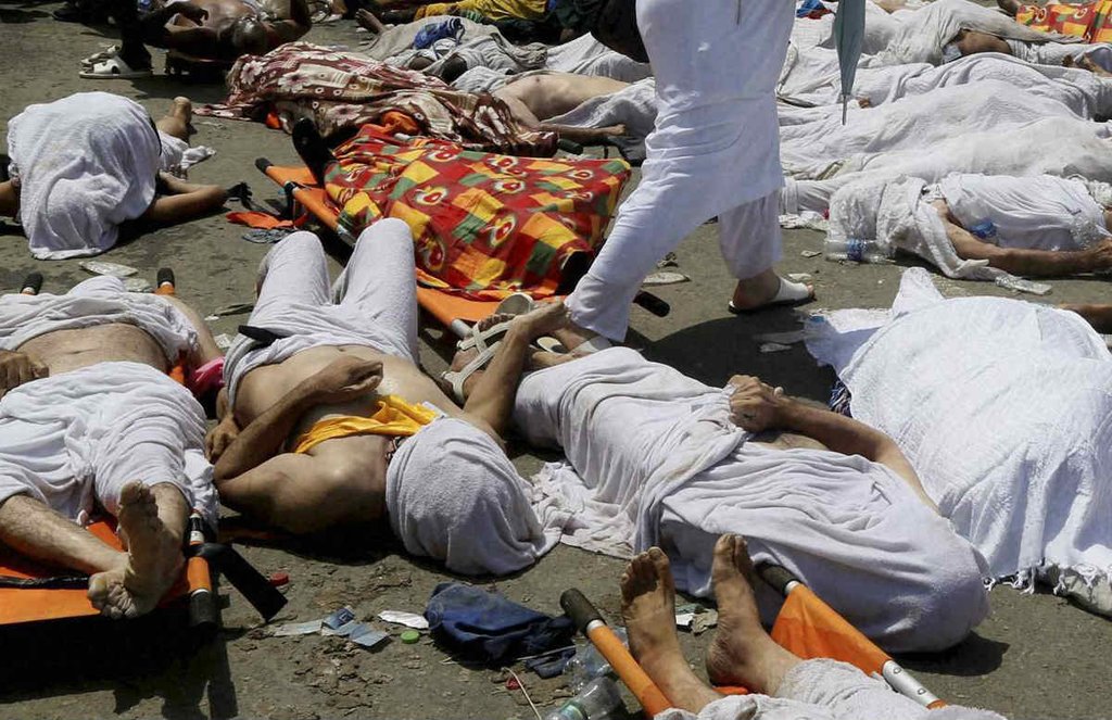 हज के दौरान मची भगदड़ में अधिकारियों ने 10 और शवों की पहचान की है जिसके बाद इस हादसे में मरने वाले भारतीयों की संख्या आज बढ़ कर 45 हो गयी।(एपी फोटो)