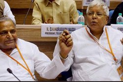 बिहार चुनाव 2015: महागठबंधन के अपमान से जख्मी हुए मुलायम, कहा- अकेले ही लड़ेंगे