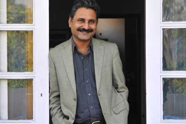 महमूद फारूकी पर आरोप है कि उन्होंने 35 वर्षीय शोधकर्ता को अपने घर खाने पर बुलाया और नशे की हालत से उससे कथित रूप से बलात्कार किया।