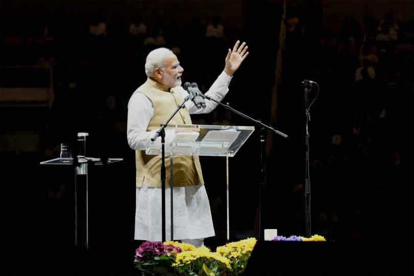 प्रधानमंत्री नरेन्द्र मोदी ने भ्रष्टाचार को लेकर पूर्ववर्ती संप्रग सरकार और कांग्रेस अध्यक्ष सोनिया गांधी के दामाद रॉबर्ट वाड्रा पर परोक्ष रूप से निशाना साधते हुए कहा कि नेताओं और उनके परिवारों के खिलाफ करोड़ों रुपए अर्जित करने के आरोप हैं जबकि उनकी सरकार के खिलाफ भ्रष्टाचार का कोई आरोप नहीं है। (फोटो-पीटीआई)