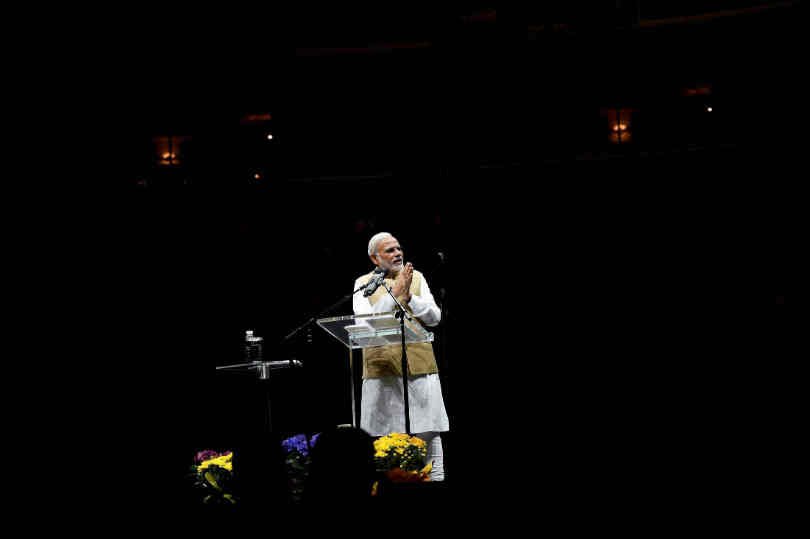 प्रधानमंत्री नरेंद्र मोदी ने आज कहा कि ब्रेन ड्रेन (प्रतिभा पलायन) वास्तव में ब्रेन गेन (प्रतिभा लाभ) है जो उचित समय पर भारत की सेवा करेगा। उन्होंने जोर देकर कहा कि अब समय आ गया है जब भारतीय दुनिया को अपनी ताकत दिखा सकते हैं। उन्होंने एक घंटे तक चले अपने भाषण में कहा, ‘‘ अब समय आ गया है कि जब हर भारतीय अन्य लोगों को अपनी ताकत दिखा सकता है।’’ (फोटो-पीटीआई)