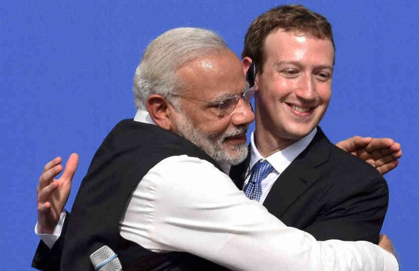 नरेंद्र मोदी ने कहा कि यदि सरकार कहीं गलत होती है तो सोशल मीडिया के जरिए उसे पांच मिनट में पता चल जाता है कि वह सही नहीं है और उसे पांच साल तक इंतजार नहीं करना पड़ता। (फोटो-पीटीआई)