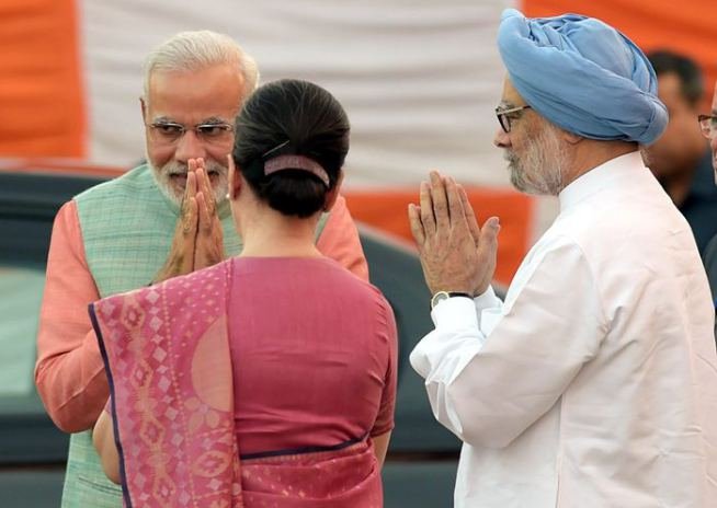 प्रधानमंत्री नरेंद्र मोदी ने सोमवार को संसद के मॉनसून सत्र के पहले दिन कार्यवाही शुरू होने से पहले लोकसभा में कांग्रेस अध्यक्ष सोनिया गांधी सहित कई विपक्षी सदस्यों का अभिवादन किया। (File Photo)