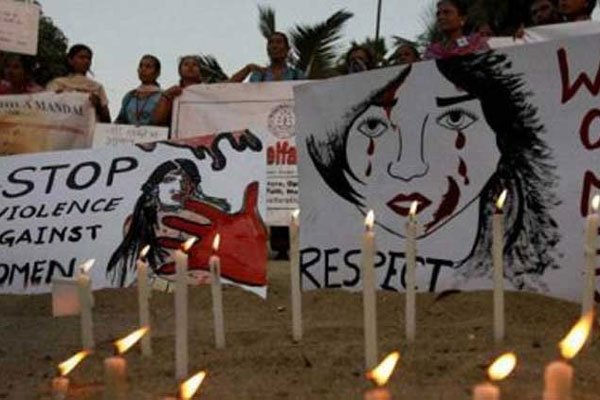 एक किशोर सहित छह लोगों ने 16 दिसंबर, 2012 की रात 23 साल की लड़की के साथ सामूहिक बलात्कार की घिनौनी वारदात को अंजाम देने से पहले राम आधार नामक एक बढ़ई की पिटाई करके उसके साथ लूटपाट की थी।