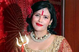 राधे मां, मॉडल आर्शी खान, सेक्स रैकेट, बॉलीवुड, बॉलीवुड न्यूज़, मनोरंजन, Radhe Maa, model arshi khan, radhe maa controversy, Bollywood, Entertainment News