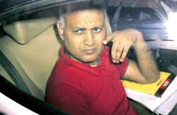 संविधान साथ लेकर सोमनाथ भारती पहुंचे थाने, किया समर्पण