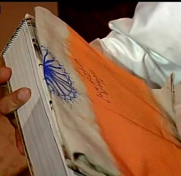 US में नरेंद्र मोदी से हो गई बड़ी भूल, शेफ के लिए राष्ट्रीय ध्वज पर कर डाला ऑटोग्राफ (Pic-agency) US में नरेंद्र मोदी से हो गई बड़ी भूल, शेफ के लिए राष्ट्रीय ध्वज पर कर डाला ऑटोग्राफ (Pic-agency)