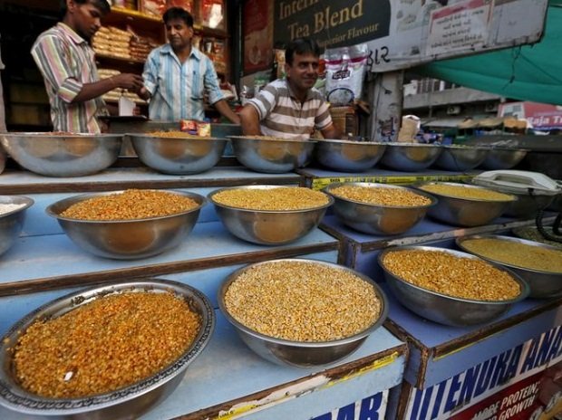 खुशखबरीः जल्द गिरेंगे दालों के दाम, जमाखोरों के खिलाफ शुरू हुई छापेमारी