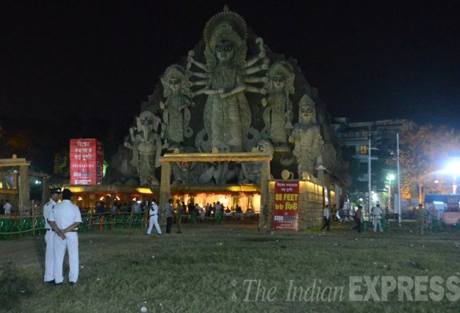 दक्षिण कोलकाता के देसापरिया पार्क में दुनिया की सबसे ऊंची (88 फीट) दुर्गा प्रतिमा। (स्रोत-एक्सप्रेस फोटो पार्था पॉल)