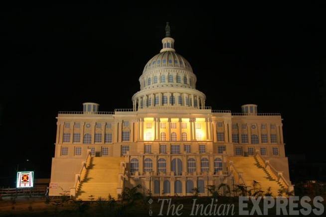 मध्य कोलकाता के सियालदह रेलवे एथलेटिक क्लब में दुर्गा पूजा पंडाल। (स्रोत-एक्सप्रेस फोटो पार्था पॉल)