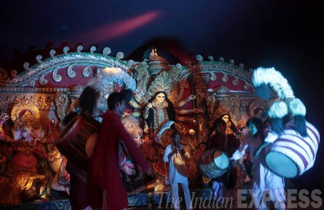 आरामबाग पूजा समिति मथुरा और वृंदावन की विधवा महिलाओं के संग दुर्गा पूजा का महोत्सव मनाती है। (स्रोत-एक्सप्रेस फोटो अमित मेहरा)