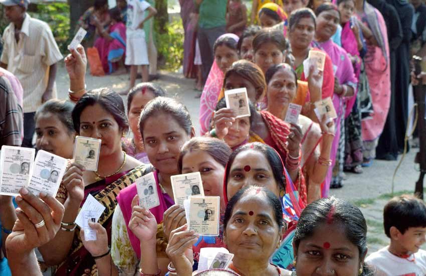 पटना के एक मतदान केंद्र पर वोट देने के लिए लाइन में खड़ी महिलाएं। (पीटीआई फाइल फोटो)