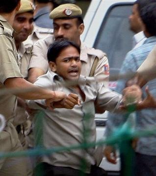 हिरासत में लिए गए केरल भवन में बीफ की खबर देने वाले हिंदू सेना के प्रमुख