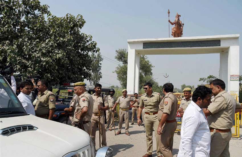वक़्त की नब्ज़ : आधुनिकता बनाम बर्बरता