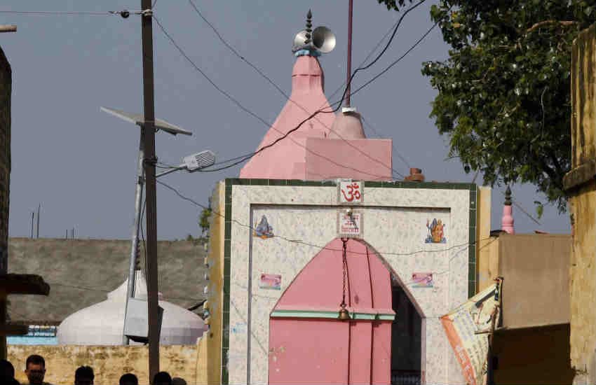 दादर के बिसहाड़ा गांव में कथित तौर पर गौमांस खाने की अफवाह फैलने के बाद उपद्रवी भीड़ ने अखलाक नाम के एक मुस्लिम युवक की हत्या कर दी थी। (बिसहाड़ा गांव की तस्वीर)