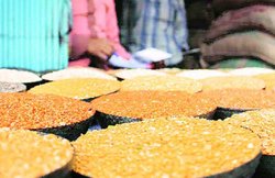 निकाली जमाखोरों की दाल तो गिरी कीमत